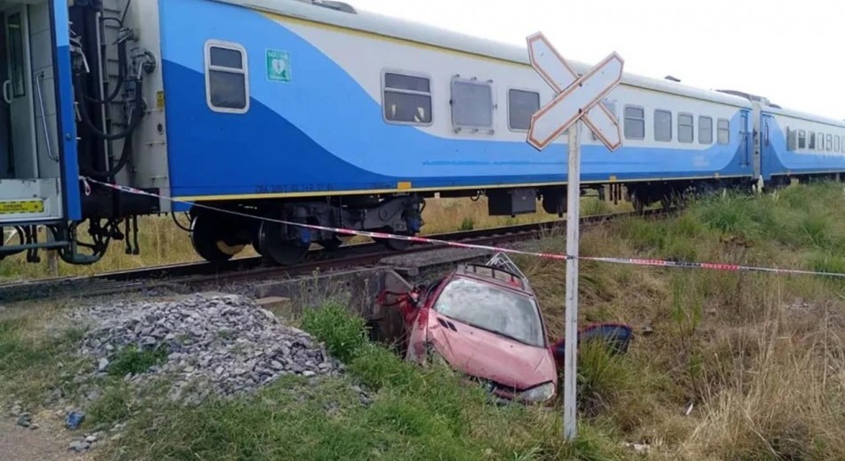 El tren a Mar del Plata arrolló a un auto y hay un herido grave
