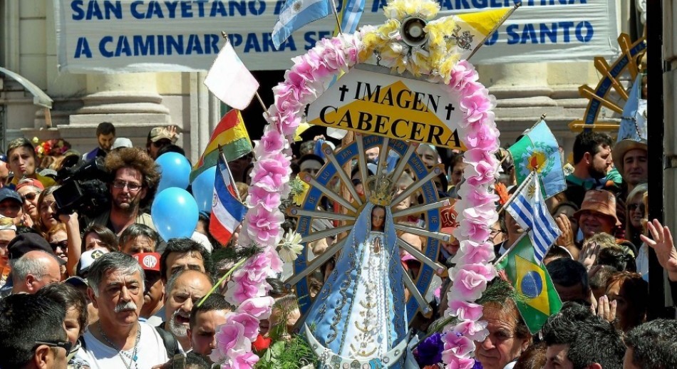 En medio de cánticos y 